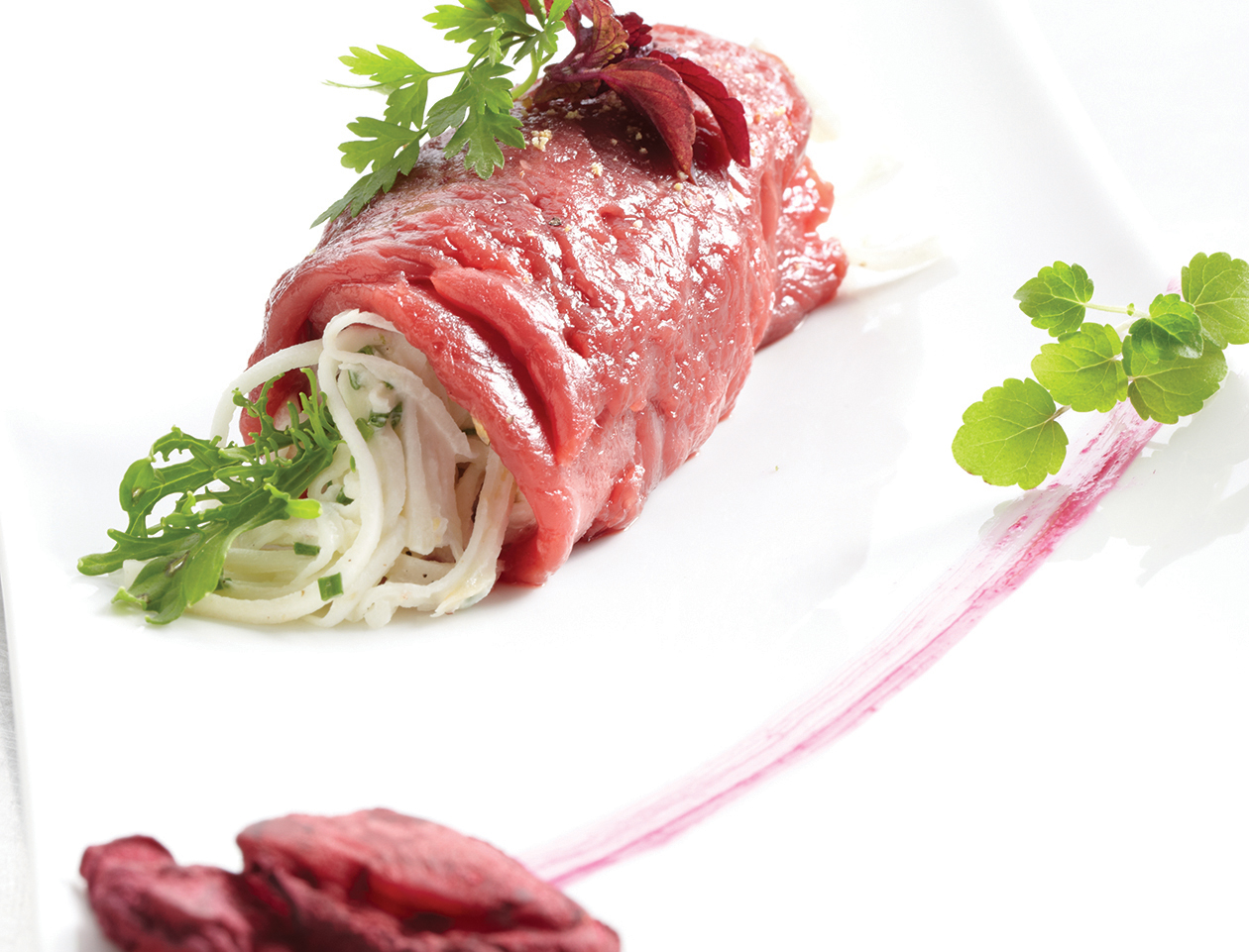 (Français) Petite roulade de carpaccio Cervena, celeri rave et jeune pousse